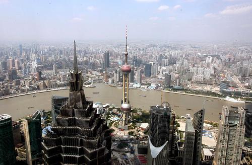 俯瞰上海浦東新區(qū)陸家嘴(2011年12月7日攝)。黨的十六大以來,在科學(xué)發(fā)展觀指引下,中國不斷加強(qiáng)和完善宏觀調(diào)控,深化經(jīng)濟(jì)體制改革,積極轉(zhuǎn)變經(jīng)濟(jì)發(fā)展方式,成功應(yīng)對國際金融危機(jī)沖擊等挑戰(zhàn),經(jīng)濟(jì)持續(xù)平穩(wěn)較快發(fā)展,在世界經(jīng)濟(jì)中的地位不斷提升。國家統(tǒng)計局?jǐn)?shù)據(jù)顯示,2003年至2011年,中國經(jīng)濟(jì)年均增長10.7%,而同期世界經(jīng)濟(jì)的平均增速為3.9%。中國經(jīng)濟(jì)總量占世界經(jīng)濟(jì)總量的份額,從2002年的4.4%提高到2011年的10%左右;中國經(jīng)濟(jì)總量在世界的排序,從2002年的第6位,上升至2010年的第2位,2011年依然保持著這一位置。新華社發(fā)(資料照片)