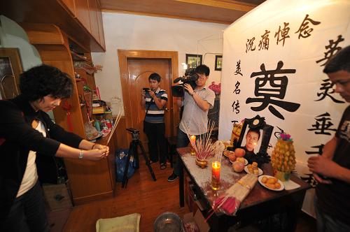 群眾自發(fā)來(lái)到吳斌的家里悼念(6月3日攝)。新華社記者 黃宗治 攝
