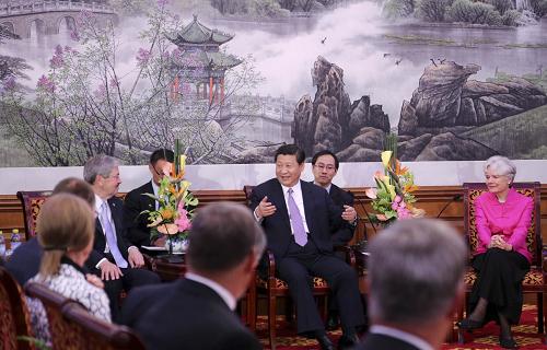 6月3日,國(guó)家副主席習(xí)近平在北京釣魚臺(tái)國(guó)賓館會(huì)見美國(guó)艾奧瓦州州長(zhǎng)布蘭斯塔德率領(lǐng)的友好代表團(tuán)。新華社記者 蘭紅光 攝