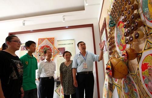 6月9日,工藝師(右一)在南通“非遺工坊”向參觀者介紹被列入國家級非物質(zhì)文化遺產(chǎn)名錄的南通板鷂風(fēng)箏。新華社發(fā)(丁曉春 攝)