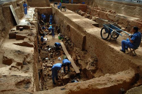 6月9日,考古人員在秦始皇兵馬俑博物館“百戲俑”坑進(jìn)行發(fā)掘。記者6月9日從秦始皇兵馬俑博物館獲知,考古人員經(jīng)過(guò)半年多的考古發(fā)掘,目前在俗稱的“百戲俑”坑內(nèi)新發(fā)現(xiàn)了20余件姿態(tài)各異但破損嚴(yán)重的“百戲俑”,為進(jìn)一步研究秦始皇陵與秦俑的文化、藝術(shù)等提供了重要資料。新華社記者 李一博 攝