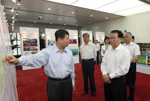 6月8日,中共中央政治局常委李長(zhǎng)春來(lái)到國(guó)家核電技術(shù)公司,就加強(qiáng)科普知識(shí)宣傳和企業(yè)文化建設(shè)、提高自主創(chuàng)新能力等進(jìn)行調(diào)研。新華社記者 丁林 攝