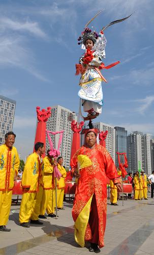 6月9日,演員在中國(guó)文化遺產(chǎn)日主場(chǎng)活動(dòng)開幕儀式上進(jìn)行“鬧歌”表演。新華社記者 李博 攝