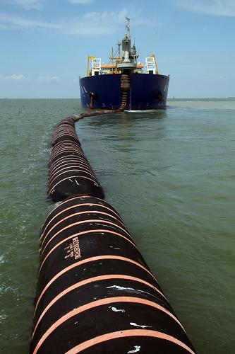 6月15日,“通途號”挖泥船在天津港30萬噸級航道工程中進行吹泥施工作業(yè)。新華社發(fā)