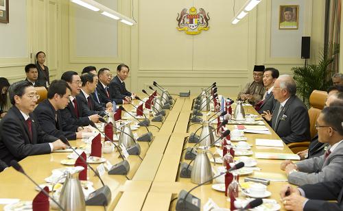 6月15日,正在馬來西亞進(jìn)行正式友好訪問的中共中央政治局常委、中央紀(jì)委書記賀國(guó)強(qiáng)在布特拉加亞會(huì)見馬來西亞政府總理、馬來民族統(tǒng)一機(jī)構(gòu)(巫統(tǒng))主席納吉布。 新華社記者黃敬文攝