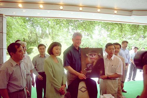 1998年7月2日,正在桂林訪問的美國總統(tǒng)克林頓在桂林七星公園與七位中國民間人士就環(huán)保問題進(jìn)行座談,并發(fā)表演講。來自北京的“自然之友”會(huì)長(zhǎng)梁從誡(前右一)向克林頓總統(tǒng)贈(zèng)送一幅中國珍稀保護(hù)動(dòng)物金絲猴的照片。新華社記者 王巖 攝