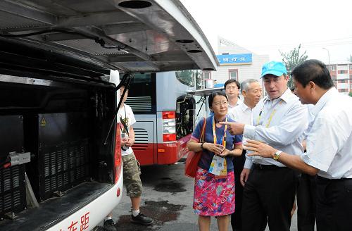 2008年8月6日,聯(lián)合國副秘書長(zhǎng)兼環(huán)境規(guī)劃署執(zhí)行主任阿齊姆·施泰納(右二)在參觀北京達(dá)到國四排放標(biāo)準(zhǔn)的公交車發(fā)動(dòng)機(jī)。新華社記者 張淼淼 攝