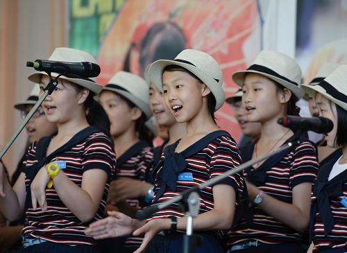 6月21日,北京市少年宮小朋友在莫斯科舉行的中俄兒童聯(lián)合畫展開幕式上演唱歌曲。當(dāng)日,由中國北京市少年宮和俄羅斯莫斯科青少年創(chuàng)作力中心聯(lián)合主辦的“相會俄羅斯”中俄兒童聯(lián)合畫展在莫斯科開幕,來自中俄兩國的50多位兒童帶來了他們的精彩繪畫作品,現(xiàn)場還同時(shí)開展了兒童歌舞、游戲等互動交流活動。新華社記者 姜克紅 攝