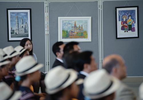 6月21日,觀眾在莫斯科舉行的中俄兒童聯(lián)合畫展上參觀俄羅斯兒童的繪畫作品。新華社記者 姜克紅 攝