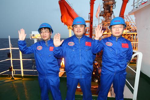 北京時(shí)間6月24日5時(shí),我國(guó)“蛟龍”號(hào)載人潛水器正式開始進(jìn)行7000米級(jí)海試第四次下潛試驗(yàn),下潛深度將超過7000米,試航員為葉聰、劉開周、楊波。 圖為6月24日,本次海試試航員劉開周、葉聰、楊波(左起)在下潛前揮手致意。 新華社記者 羅沙 攝