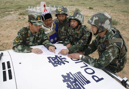 6月26日,內(nèi)蒙古四子王旗邊防大隊(duì)腦木更邊防派出所民警向牧民介紹飛船返回期間的注意事項(xiàng)。 連日來(lái),被譽(yù)為“神舟衛(wèi)隊(duì)”的內(nèi)蒙古四子王旗邊防大隊(duì)加強(qiáng)警力,在主著陸場(chǎng)周邊重點(diǎn)區(qū)域進(jìn)行巡邏、排查工作,為神舟九號(hào)飛船回收保駕護(hù)航。 隨著神舟九號(hào)與天宮一號(hào)首次手控交會(huì)對(duì)接順利完成,位于內(nèi)蒙古四子王旗的神舟飛船主著陸場(chǎng)全面啟動(dòng),準(zhǔn)備迎接飛船和三名航天員返回。神舟一號(hào)到神舟八號(hào)的主著陸場(chǎng)均設(shè)于內(nèi)蒙古四子王旗境內(nèi)。 新華社記者 于嘉 攝