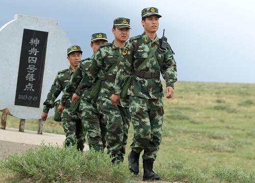 6月26日,內(nèi)蒙古四子王旗邊防大隊(duì)腦木更邊防派出所民警正在巡邏。新華社記者 于嘉 攝