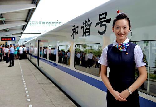 6月29日,南昌鐵路局福州客運(yùn)段動(dòng)車組乘務(wù)人員在龍巖火車站站臺笑迎乘客。 當(dāng)日,連接福建龍巖與廈門的龍廈鐵路正式通車運(yùn)營,并開行首趟動(dòng)車組。龍廈鐵路自2006年12月開工建設(shè),線路等級為Ⅰ級雙線電氣化鐵路,設(shè)計(jì)時(shí)速200公里。龍廈鐵路開通運(yùn)營后,龍巖站至廈門站的鐵路里程縮短80公里,旅客列車最高運(yùn)行速度由80公里/小時(shí)提高到200公里/小時(shí),全程運(yùn)行時(shí)間可由約5小時(shí)縮短至約90分鐘。 新華社記者張國俊攝