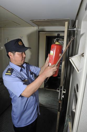 6月29日,成都鐵路局貴陽(yáng)車輛段乘務(wù)車間工作人員在檢查客車車廂內(nèi)的滅火設(shè)備。新華社記者 歐東衢 攝