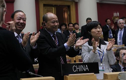 6月29日,在俄羅斯圣彼得堡,中國國家文物局副局長童明康(中)等中國代表慶祝元上都遺址申遺成功。新華社記者 魯金博 攝