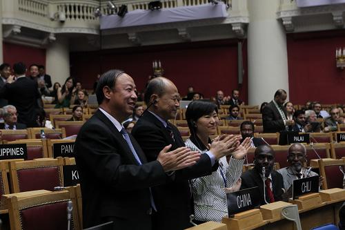6月29日,在俄羅斯圣彼得堡,中國國家文物局副局長童明康(中)等中國代表慶祝元上都遺址申遺成功。新華社記者 魯金博 攝