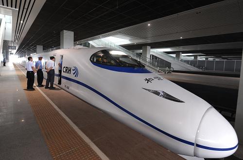 6月30日,聯(lián)調(diào)聯(lián)試的首趟動(dòng)檢車在鄭州新東站上線。當(dāng)日,石武客專鄭州鐵路局管段聯(lián)調(diào)聯(lián)試首趟動(dòng)檢車開始進(jìn)入上線帶電調(diào)試階段。石武客專即石家莊至武漢客運(yùn)專線北起石家莊站,跨黃河后過(guò)鄭州新東站,南至武漢站,沿線共設(shè)16座車站,正線全長(zhǎng)840.7千米。石武客專建成后將貫通京石、武廣客運(yùn)專線。石家莊到鄭州的行車時(shí)間,將由目前的3至5個(gè)小時(shí),縮短到1個(gè)多小時(shí);石家莊到武漢的行車時(shí)間,將由目前的6至9個(gè)小時(shí),縮短到3個(gè)多小時(shí)。新華社記者 趙鵬 攝
