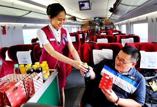 6月30日,乘務員在一列由天津西始發(fā)的高鐵列車上為旅客服務。當日是京滬高鐵運營整一周年的日子。據(jù)京滬高鐵公司介紹,一年來,京滬高鐵客座率逐漸上升,截至今年6月29日,累計開行旅客列車56614列,發(fā)送旅客約5260萬人次。新華社發(fā)(楊寶森 攝)