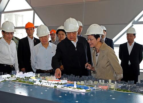 6月30日,國家主席胡錦濤在香港考察啟德發(fā)展計劃。這是胡錦濤在新郵輪碼頭大樓聽取啟德發(fā)展計劃、九龍東計劃和新郵輪碼頭建設(shè)情況介紹。新華社發(fā)