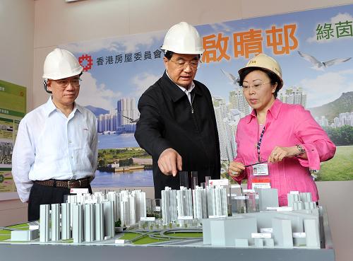 6月30日,國家主席胡錦濤在香港考察啟德發(fā)展計劃。這是胡錦濤在公共房屋建設(shè)現(xiàn)場關(guān)切地了解香港房屋政策和啟德公共房屋建設(shè)情況。新華社記者 劉建生 攝