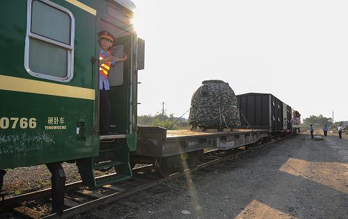 6月30日,載有神九返回艙的列車緩緩駛?cè)胛挥诒本┎交疖囌镜牡跹b地點。當(dāng)日,神舟九號載人飛船返回艙運(yùn)抵北京昌平火車站,主著陸場區(qū)指揮部正式向飛船研制單位中國空間技術(shù)研究院交接返回艙。據(jù)悉,神舟九號載人飛船返回艙將于7月1日正式開艙,接下來的一段時間,科研人員將對返回艙進(jìn)行外觀檢查,對返回艙以及降落傘等散落物進(jìn)行研究分析。新華社記者 李鑫 攝