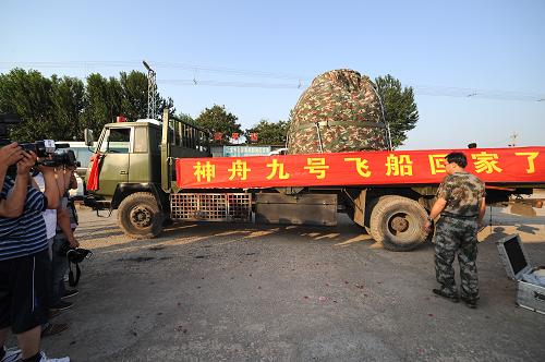 6月30日,載著神九返回艙的卡車準(zhǔn)備駛離現(xiàn)場。新華社記者 李鑫 攝