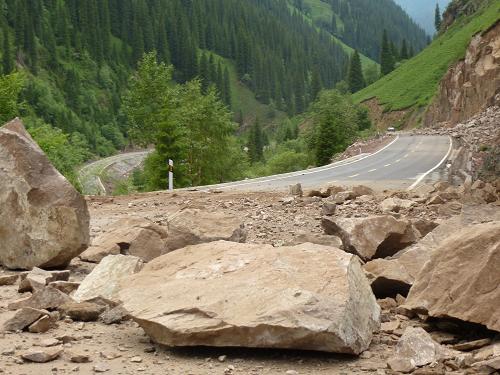 這是217國道新源縣境內(nèi)一處道路因山體崩塌被碎石阻隔(6月30日攝)。新華社發(fā)
