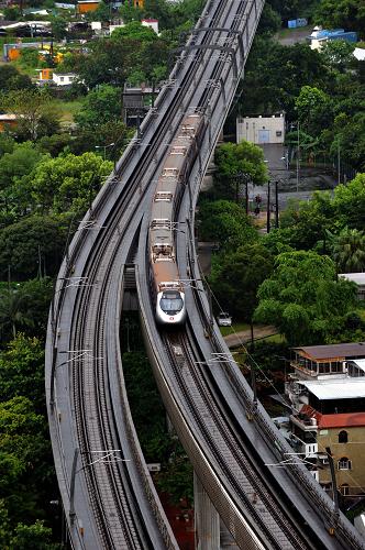 6月30日,一列西鐵列車在行駛中。新華社記者 盧炳輝 攝