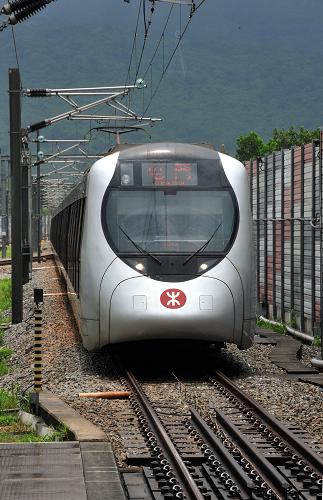 6月30日,一列西鐵列車進(jìn)入站臺(tái)。新華社記者 盧炳輝 攝