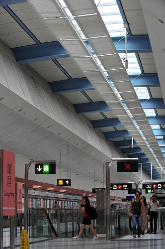 6月30日拍攝的西鐵朗屏站候車大堂。朗屏站采用天然光照明,是西鐵線環(huán)保車站之一。新華社記者 盧炳輝 攝