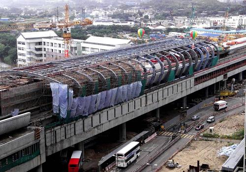 2001年7月17日,香港西部鐵路天水圍車站經(jīng)過兩年的建設(shè),土木工程正式完工。新華社記者劉衛(wèi)兵攝(傳真照片)