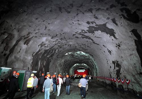 2001年4月2日,香港西部鐵路大欖隧道正式貫通。這條隧道全長(zhǎng)5.5公里,耗資17.9億港元,歷時(shí)22個(gè)月建成。新華社記者劉衛(wèi)兵攝(傳真照片)
