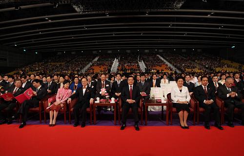 6月30日,國家主席胡錦濤在香港會(huì)展中心出席慶祝香港回歸祖國15周年文藝晚會(huì)。新華社記者 劉衛(wèi)兵 攝