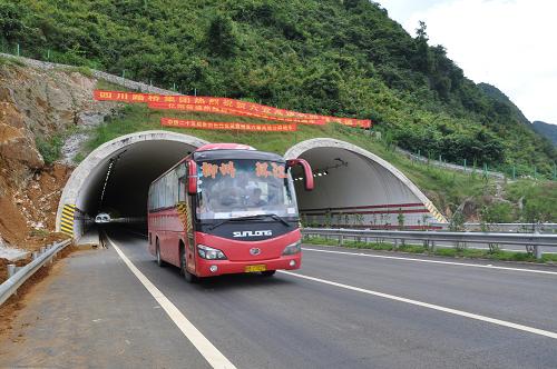 7月9日,一輛客運班車行駛在六宜高速上。當日,廣西境內(nèi)六寨至河池、宜州至河池高速公路(六宜高速)開通儀式在宜州西收費站舉行,這也標志著革命老區(qū)河池市告別了不通高速公路的歷史。六寨至河池、宜州至河池高速公路主線全長179公里,是串聯(lián)起廣西河池與貴州的關鍵紐帶,也是廣西高速公路網(wǎng)規(guī)劃“4縱6橫3支線”的重要組成部分。新華社發(fā)(高東風 攝)