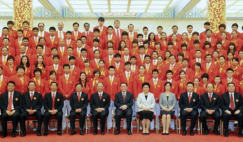7月10日,受中共中央總書記、國家主席胡錦濤委托,中共中央政治局常委李長春在北京人民大會堂會見即將出征第三十屆奧運會的中國體育代表團,代表黨中央、國務院,向代表團全體成員表示親切慰問和良好祝愿,勉勵體育健兒們努力取得運動成績和精神文明雙豐收,為祖國和人民贏得榮譽。新華社記者 謝環(huán)馳 攝