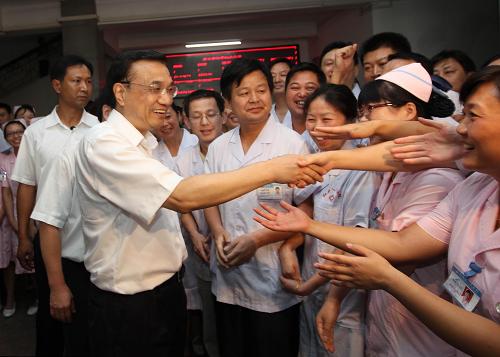 這是7月14日,李克強來到紅安縣人民醫(yī)院,與醫(yī)務人員親切交談,了解醫(yī)改推進情況。新華社記者 劉衛(wèi)兵 攝