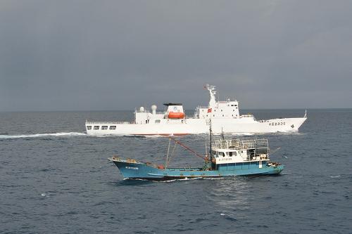 7月15日,中國(guó)漁政310船趕赴永暑礁護(hù)漁。 當(dāng)日17時(shí)左右,海南省今年最大規(guī)模30艘漁船船隊(duì)抵達(dá)南沙永暑礁,中國(guó)漁政310船及時(shí)趕到現(xiàn)場(chǎng)開展護(hù)漁工作。 漁船船隊(duì)7月12日駛離三亞港,奔赴南沙群島海域進(jìn)行捕撈作業(yè)生產(chǎn),預(yù)計(jì)前后將歷時(shí)20天。 新華社記者 王存福 攝