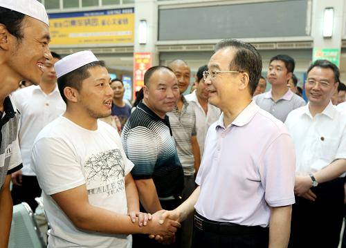 這是7月14日,溫家寶在成都傳化公路港信息大廳與貨車司機們交談。 新華社記者 姚大偉 攝