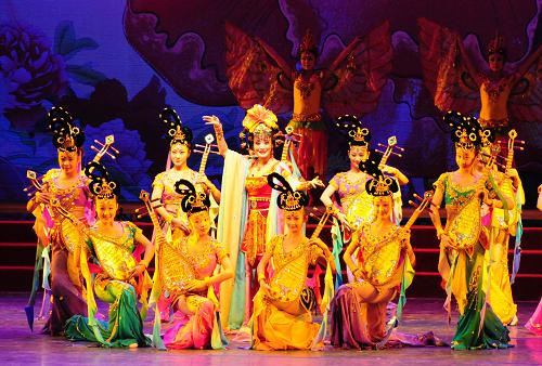 7月20日晚,京劇演員在第九屆全國(guó)高校京劇藝術(shù)周開(kāi)幕式上表演京劇《絲路花雨》。當(dāng)日,第九屆全國(guó)高校京劇演唱研討會(huì)暨全國(guó)高校京劇藝術(shù)周在蘭州金城大劇院正式拉開(kāi)帷幕。藝術(shù)周期間,將舉辦全國(guó)高校京劇藝術(shù)展演,來(lái)自全國(guó)20多個(gè)省區(qū)市的250多名師生將參加此次展演。另外,京劇藝術(shù)與校園文化建設(shè)經(jīng)驗(yàn)交流活動(dòng)、京劇表演藝術(shù)家講座和高校聯(lián)誼活動(dòng),都將在藝術(shù)周期間舉辦。新華社記者 范培珅 攝