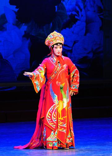 7月20日晚,演員在第九屆全國(guó)高校京劇藝術(shù)周開(kāi)幕式上表演隴劇選段《古月承華》。新華社記者 范培珅 攝