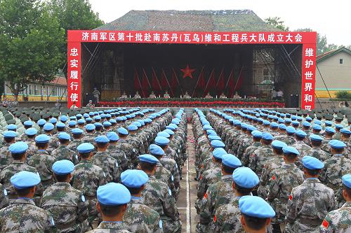 7月23日,第十批赴南蘇丹(瓦烏)維和工程兵大隊官兵在參加成立大會。 當日,中國第十批赴南蘇丹執(zhí)行維和任務(wù)的工程兵大隊在濟南軍區(qū)某部宣布成立。該工程兵大隊指戰(zhàn)員編制為275人,主要擔負任務(wù)區(qū)內(nèi)道路、橋梁、營房和機場的修建及維護任務(wù)。根據(jù)部署要求,他們將于9月中下旬分3個批次部署到南蘇丹瓦烏維和任務(wù)區(qū),執(zhí)行為期8個月的維和任務(wù)。 新華社發(fā)(仇成梁 攝)