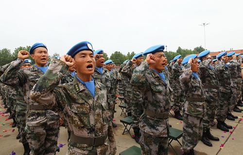 7月23日,第十批赴南蘇丹(瓦烏)維和工程兵大隊官兵在成立大會上宣誓。新華社發(fā)(仇成梁 攝)