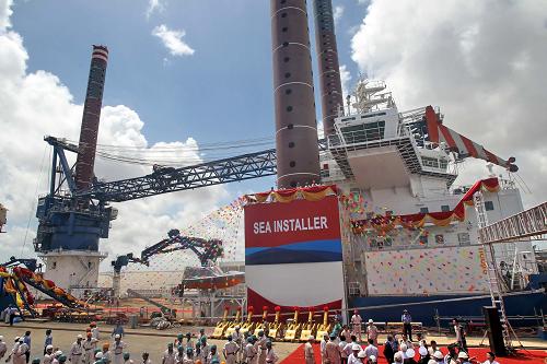 這是7月24日拍攝的世界第三代自升式海上風(fēng)電安裝船“SEA INSTALLER”(海上安裝者)。 當(dāng)日,由中遠(yuǎn)船務(wù)集團(tuán)南通中遠(yuǎn)船務(wù)公司為丹麥國家能源公司旗下一公司設(shè)計(jì)建造的世界第三代自升式海上風(fēng)車安裝船,在江蘇啟東中遠(yuǎn)海工基地命名為“SEA INSTALLER”(海上安裝者)。該船自動(dòng)化程度高,具有世界領(lǐng)先技術(shù)水平,是集大型風(fēng)車構(gòu)件運(yùn)輸、起重和安裝功能于一體的海洋專業(yè)工程特種船舶。 新華社發(fā)(許叢軍 攝)