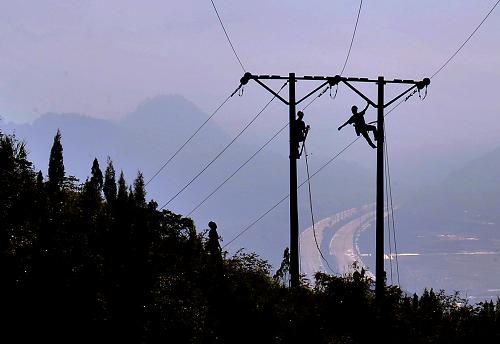 7月23日,兩名工人在檢修滬昆高鐵貴州段境內(nèi)的一條施工輸電線路。 承接滬昆高鐵貴州東段施工用電和維護(hù)管理任務(wù)的中鐵電氣化局三公司,以“保安全、保供電、促生產(chǎn)”為工程目標(biāo),為滬昆高鐵的順利施工提供有力保障。 正在建設(shè)中的滬昆高鐵,全長(zhǎng)2066公里,是我國(guó)東西向線路里程最長(zhǎng)、影響范圍大、經(jīng)過(guò)省份最多的高速鐵路,項(xiàng)目預(yù)計(jì)于2015年竣工。 新華社發(fā)(趙萌 攝)