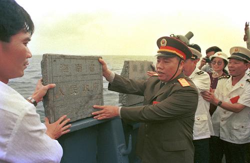 1992年1月15日,時任海南省軍區(qū)司令員的肖旭初少將在曾母暗沙投放主權碑(資料照片)。新華社記者姜恩宇攝