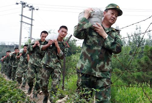 7月25日,武警北京總隊(duì)某部官兵在京港澳高速南崗?fù)莸囟伟徇\(yùn)沙袋。 為應(yīng)對(duì)北京新一輪暴雨,7月24日和25日,武警北京總隊(duì)出動(dòng)500余名官兵,裝運(yùn)沙袋約5萬袋,對(duì)京港澳高速南崗?fù)莸囟温肺鞣篮榈毯驮撀窎|側(cè)被暴雨沖毀的10個(gè)決口處進(jìn)行加筑防洪堤工作。 北京市氣象臺(tái)7月25日11時(shí)50分發(fā)布暴雨藍(lán)色預(yù)警信號(hào),預(yù)計(jì)北京市東部將有暴雨,雨量將達(dá)到50毫米以上,其他大部分地區(qū)有大雨到暴雨。 新華社發(fā)(李光印 攝)