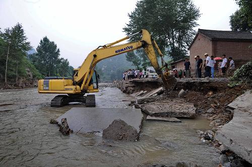 7月25日,工人在淶源縣銀坊鎮(zhèn)搶修道路。 河北省淶源縣大暴雨導(dǎo)致4萬余人飲水困難,3萬多畝作物絕收,目前救災(zāi)工作正在緊密進(jìn)行中。 7月21日,淶源縣普降大到暴雨,這次強(qiáng)降雨是淶源有氣象記載以來的最大降雨。初步統(tǒng)計,全縣18個鄉(xiāng)、鎮(zhèn)、辦事處全部受災(zāi),截至目前,洪澇災(zāi)害已造成14人死亡,2人失蹤。目前,已轉(zhuǎn)移安置13365人,其中政府集中設(shè)立安置點6個,共安置災(zāi)民5000余人,其余均在當(dāng)?shù)鼐偷匕仓谩?新華社記者楊世堯攝
