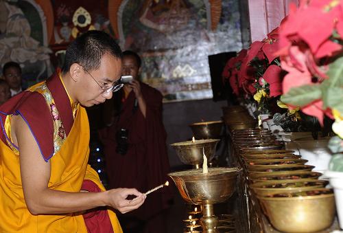 7月26日,班禪為西藏佛學(xué)院主殿供燈。 當(dāng)天,全國政協(xié)委員、中國佛教協(xié)會(huì)副會(huì)長班禪額爾德尼·確吉杰布參觀西藏佛學(xué)院并為佛學(xué)院主殿開光。 西藏佛學(xué)院位于拉薩曲水縣聶當(dāng)鄉(xiāng)境內(nèi),占地面積268畝,項(xiàng)目主體總投資8830萬元,購置設(shè)備費(fèi)用1527萬元,總建筑面積3.08萬平方米。 新華社記者覺果攝