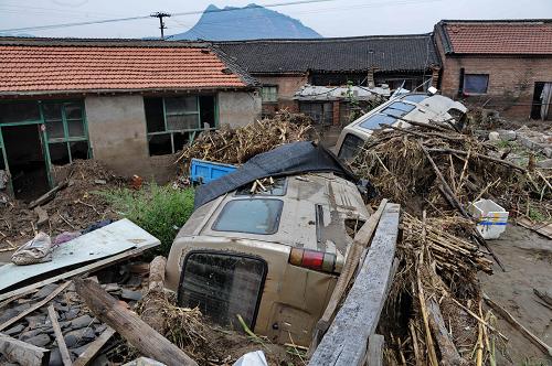 這是淶源縣王安鎮(zhèn)被洪水沖毀的房屋和汽車(7月25日攝)。 7月21日至22日,河北省保定、廊坊、承德、張家口、唐山、衡水、秦皇島、滄州、石家莊等9個(gè)設(shè)區(qū)市的59個(gè)縣(區(qū))遭受嚴(yán)重洪澇災(zāi)害。截至26日10時(shí)統(tǒng)計(jì),洪災(zāi)共造成32人死亡、20人失蹤,266.92萬人受災(zāi),緊急轉(zhuǎn)移安置22.66萬人;農(nóng)作物受災(zāi)面積170.71千公頃,絕收面積22.29千公頃;倒塌房屋28539間,損壞房屋44339間,部分基礎(chǔ)設(shè)施受損嚴(yán)重。目前,救災(zāi)人員已進(jìn)入全部受困村鎮(zhèn),各項(xiàng)災(zāi)情核查和災(zāi)民救助工作正有序展開。 新華社記者楊世堯攝