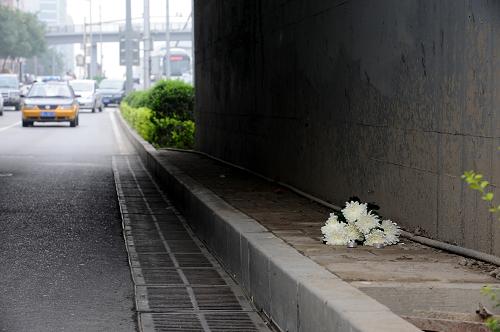 7月27日,市民在北京廣渠門(mén)橋下放置鮮花,祭奠逝者。 當(dāng)日,按照“頭七”的傳統(tǒng)喪葬習(xí)俗,北京各界紛紛舉辦悼念活動(dòng),祭奠雨災(zāi)中的遇難者。北京“7·21”特大自然災(zāi)害已造成77人死亡。 新華社記者 劉勇貞 攝
